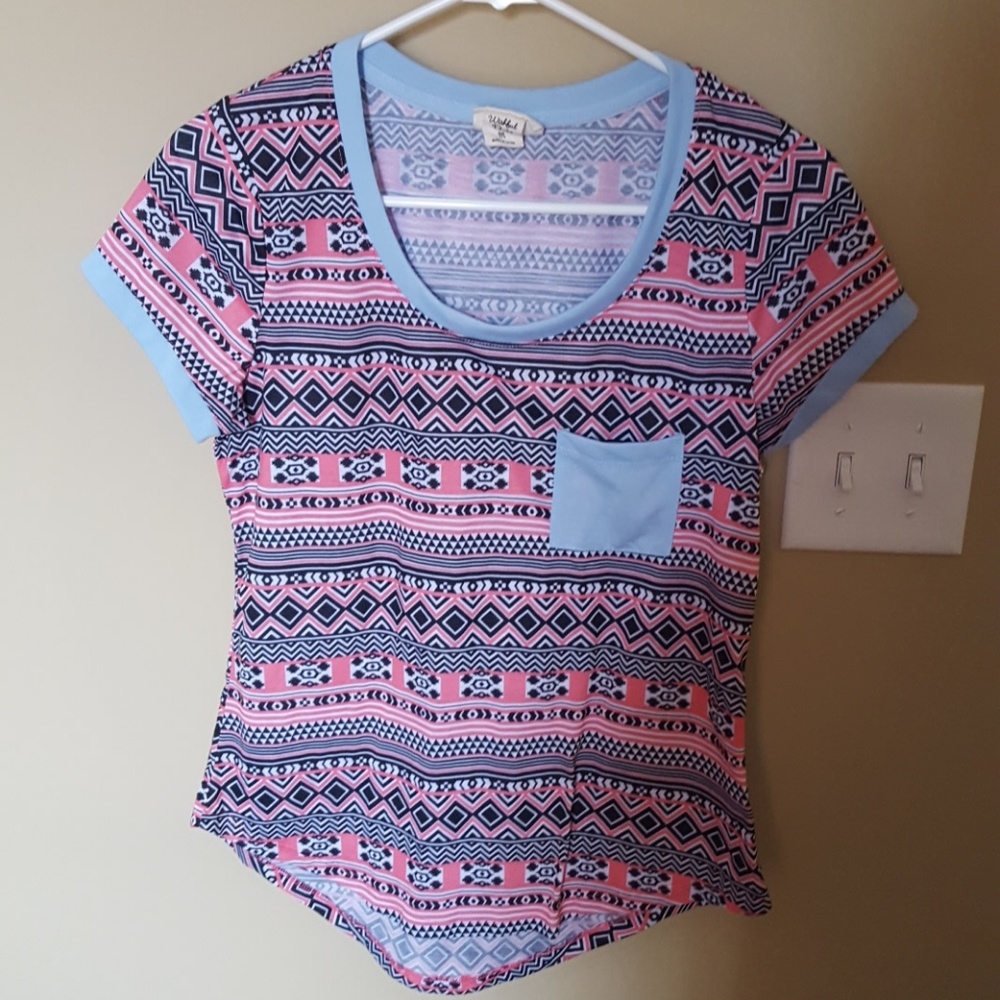 Really cute trible printed t shirt.